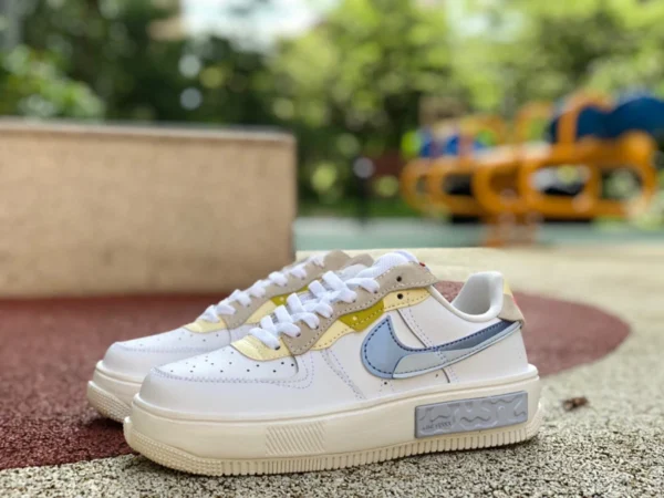 AF1 basses blanches, jaunes et bleues Nike Air Force 1 Fontanka baskets basses décontractées blanches, jaunes et bleues DV2175-100