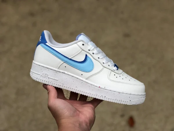 AF1 baskets basses blanches et bleues respectueuses de l'environnement Nike Air Force 1 '07 baskets basses décontractées en matériau recyclable blanc et bleu DO9786 100