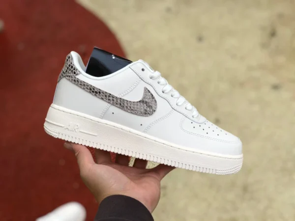 AF1 motif serpent blanc bas Nike Air Force 1 AF1 motif serpent Air Force One baskets basses pour femmes DD8959-002