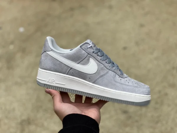 af1 baskets basses en daim gris et blanc Nike Air Force 1'07 wb Low Air Force 1 basses décontractées DC4832-002