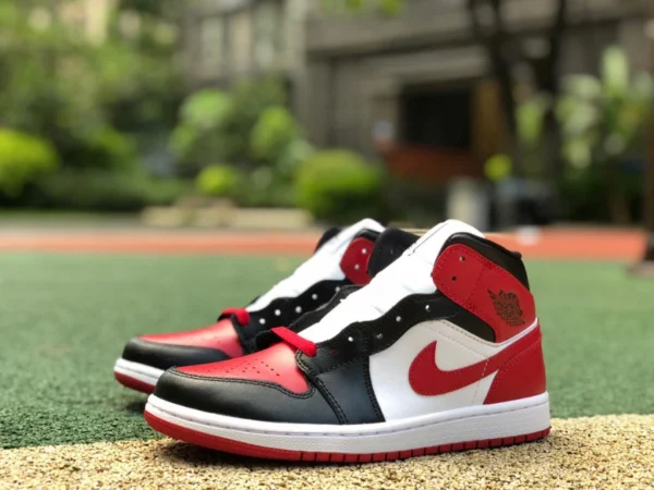 aj1mid noir et rouge orteil pur original Air Jordan 1 Mid AJ1 noir et rouge orteil chaussures de basket-ball rétro BQ6472-079