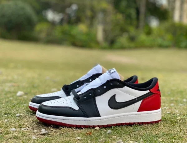 aj1 noir orteil bas Air Jordan 1 « Black Toe » Joe 1 noir orteil bas tête noire 555088-125