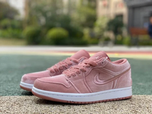 aj1 rose velours bas pur original Air Jordan 1 bas "rose velours" chaussures de basket-ball rétro coupe basse absorbant les chocs pour femmes rose DQ8396-600