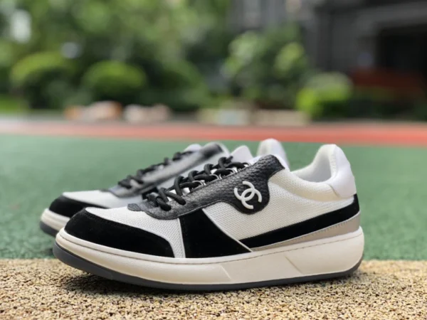 Chanel noir et blanc Chanel Chanel 22 nouvelles baskets panda chaussures de course de sport à lacets décontractées couleur assortie chaussures pour femmes double C