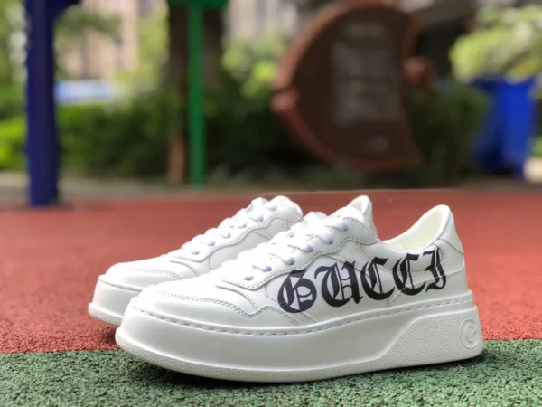 basses à semelle épaisse en toile à logo blanc imprimé Gucci Baskets basses à semelle épaisse en toile GUCCI rose et violet