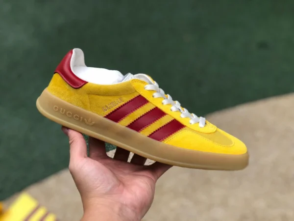 Gucci co-marqué Adidas jaune et rouge Gucci x Adidas Gucci co-marqué Adidas Originals Gazelle série antilope "Esquisite Gucci" basse