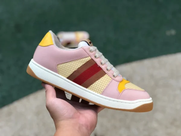 Chaussures basses en résille effet vieilli GUCCI Gucci Screener roses et jaunes Gucci