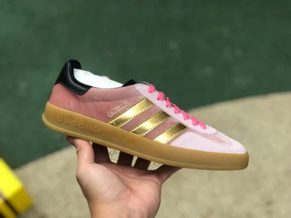 Adidas co-marqué Gucci rose sale adidas originals x Gucci Gazelle baskets décontractées classiques co-marquées