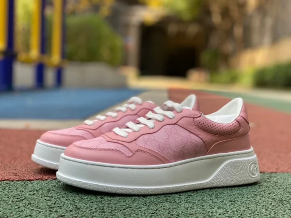 Gucci baskets mode brodées en cuir rose et blanc à semelle épaisse GUCC Gucci GG