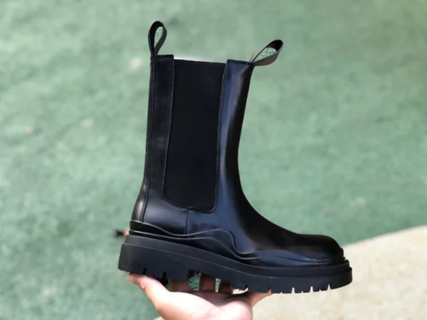 Bottega Veneta bottes montantes noires ondulées Bottega Veneta BV Tire pipe à cigarettes à semelle épaisse bottes Chelsea pour femmes