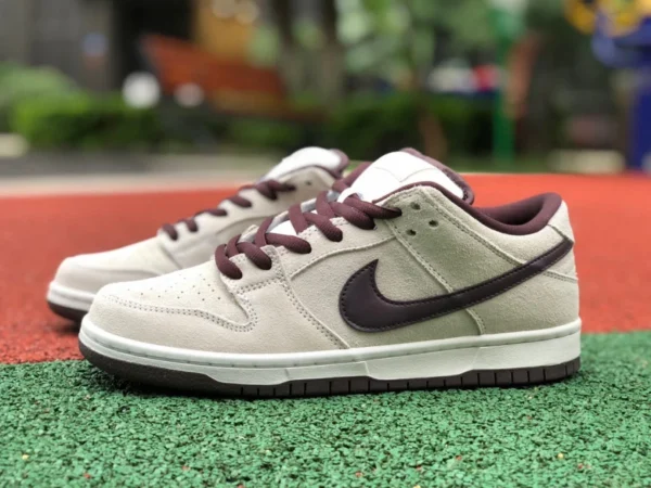 Dunk baskets basses en daim gris marron foncé Nike Dunk SB Low Desert Sand baskets basses en daim gris marron foncé BQ6817-004