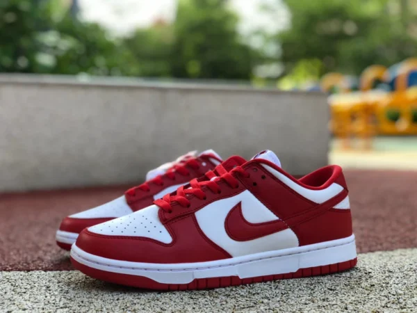 Dunk blanc et rouge bas Nike Dunk Low SP "University Red" chaussures de skateboard basses blanches et rouges CU1727-100