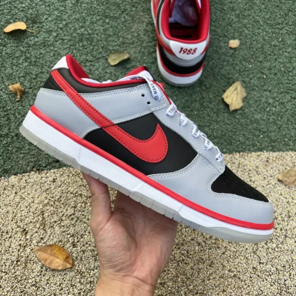 Dunk gris noir rouge canard mandarin CAU Athletics X Nike Dunk Low gris noir rouge chaussures de skateboard basses baskets rétro DR6189-001