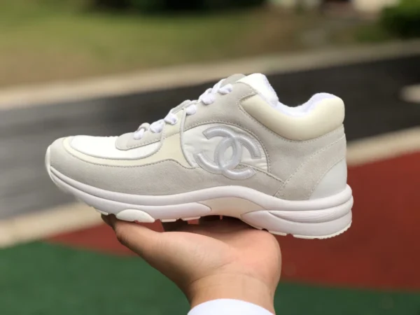 Chanel blanc pur CHANEL chaussures de course de sport en cuir de veau effet suède en nylon pour femme blanc pur