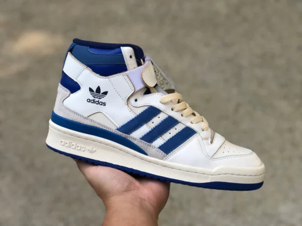 Adidas Forum 84 Hi baskets montantes blanches et bleues Adidas Forum 84 Hi baskets décontractées montantes rétro blanches et bleues pour hommes FY7793