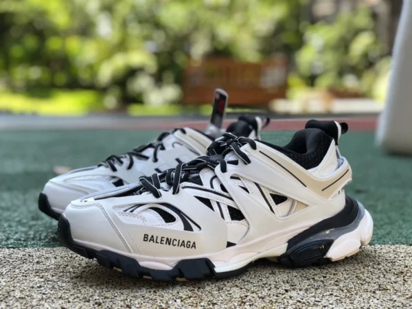 Balenciaga 3.0 chaussures de papa Balenciaga Triple S blanches et noires Balenciaga