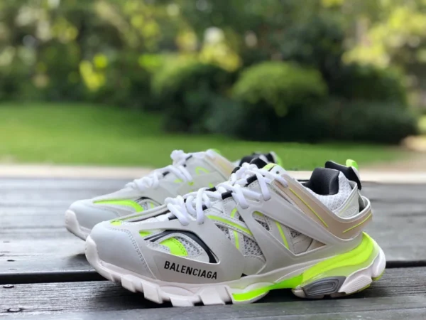 Balenciaga 3.0 blanc vert fluo Balenciaga Triple S chaussures papa Balenciaga