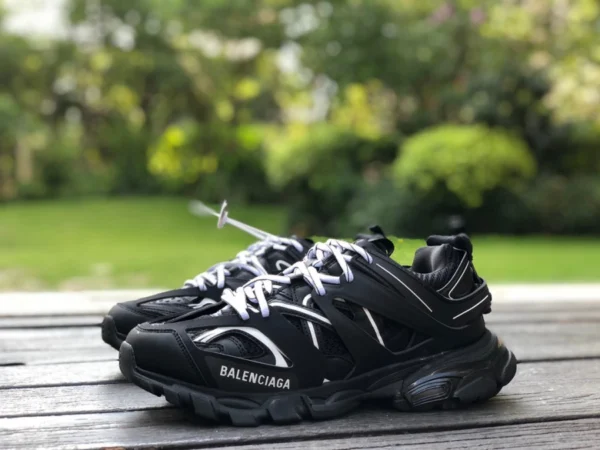 Balenciaga 3.0 chaussures papa Balenciaga Triple S noires et blanches Balenciaga