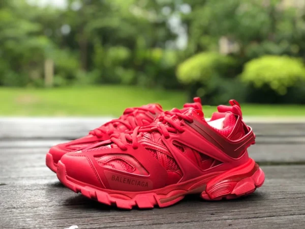 Balenciaga 3.0 rouge Balenciaga Triple S chaussures papa Balenciaga