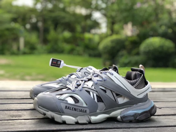 Balenciaga 3.0 chaussures papa Balenciaga Triple S grises Balenciaga