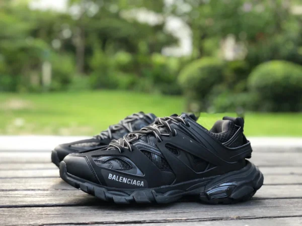 Balenciaga 3.0 noir Balenciaga Triple S chaussures papa Balenciaga