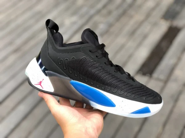 Luka Doncic noir et blanc bleu Air Jordan Luka 1 Doncic chaussure de basket-ball à amorti bas de première génération FB1800-004