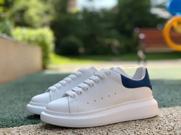 McQueen queue bleue Alexander McQueen chaussures blanches