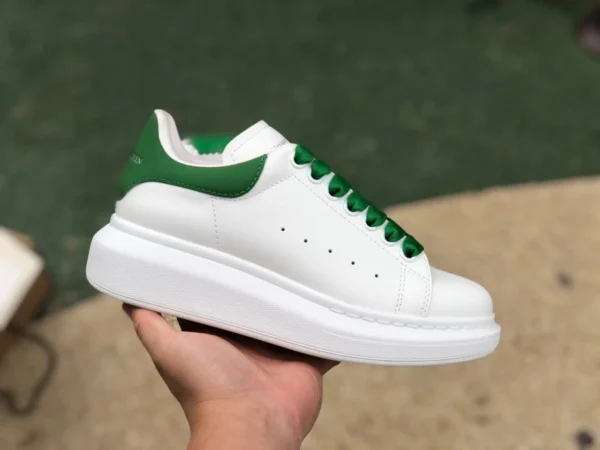 McQueen queue en cuir blanc et vert Alexander McQueen Chaussures McQueen blanches