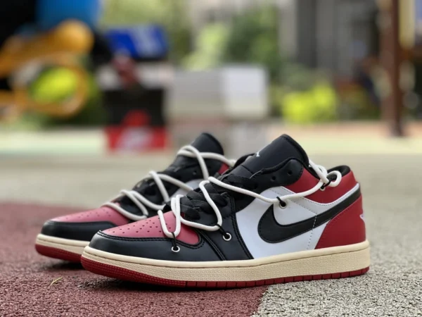 aj1 strappy red toe low Air Jordan 1 Low "Chicago" chaussures à lanières blanches et vertes déconstruites noir et blanc 553558-612