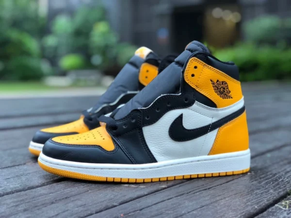 aj1 bout noir et jaune Air Jordan 1 High OG "Yellow Toe" aj1 bout noir et jaune 555088-711