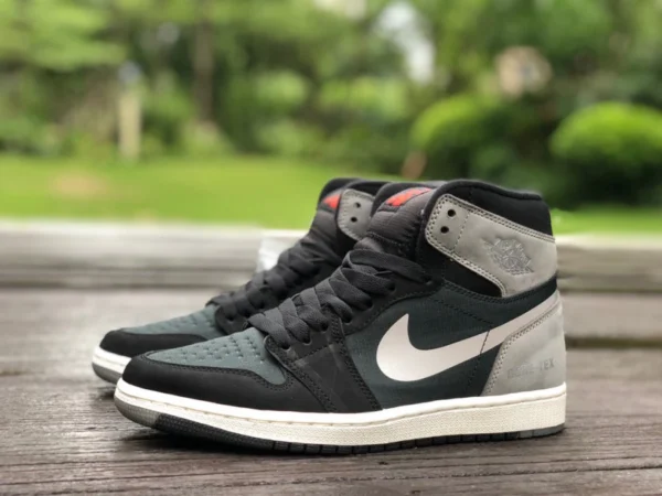 aj1 noir et gris imperméable Air Jordan 1 Gore-Tex AJ1 noir et gris chaussures de basket imperméables DB2889-001