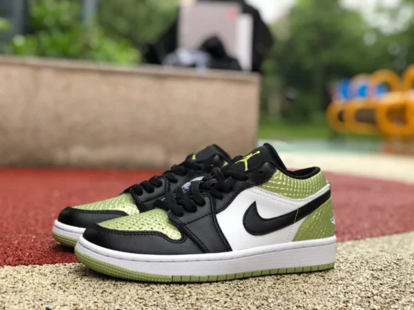 aj1 serpent vert motif serpent bas Air Jordan 1 Low "Vivid Green Snakeskin" bas haut motif serpent vert motif serpent noir et blanc serpent vert DX4446-301