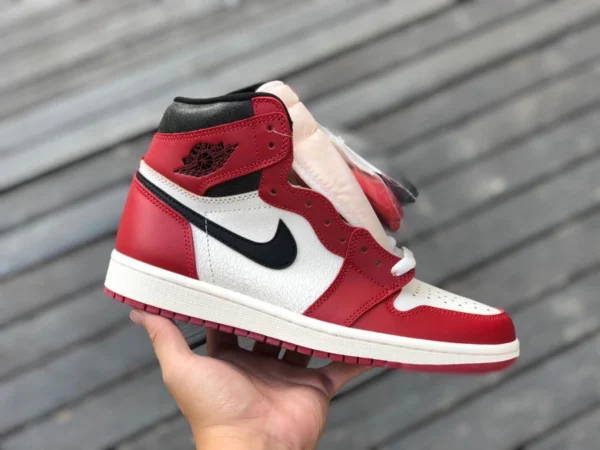 aj1 a affligé la version la plus rentable de Chicago de la Air Jordan 1 High OG "Chicago Reimagined" DZ5485-612