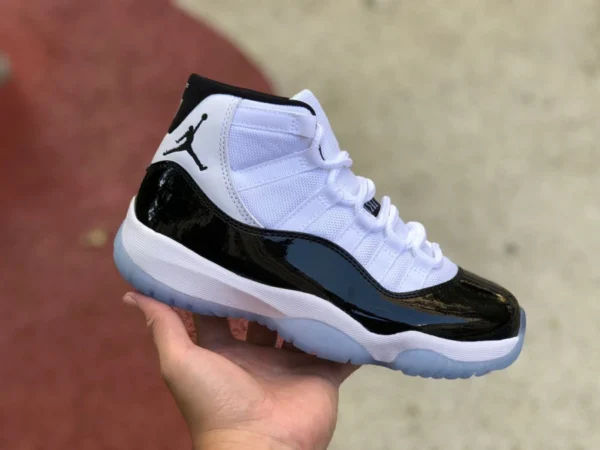 Images réelles du modèle féminin aj11 Kangkou Air Jordan 11 AJ11 Kangkou couple noir et blanc 378038-378037-100