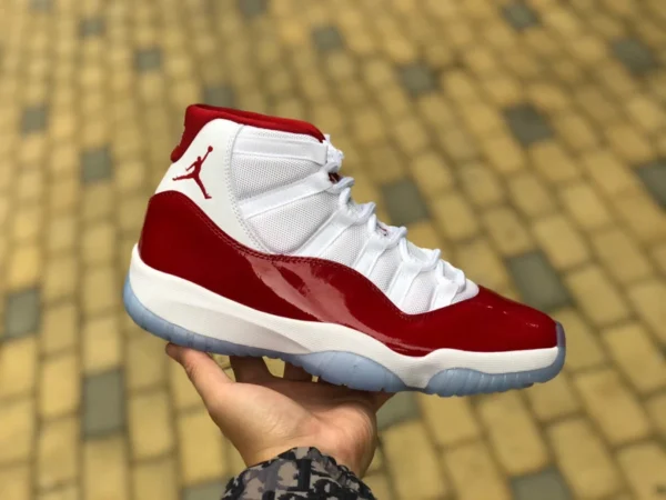 aj11 cerise montante Air Jordan 11 Retro Cherry blanc et rouge cerise chaussures de basket CT8012-116