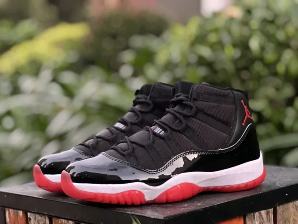 aj11 haut noir et rouge modèle femme photos réelles AirJordan 11 Bred AJ11 haut noir et rouge 378038 378037-061