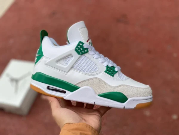 aj4sb joint blanc et vert pur original Nike SB x Air Jordan 4 AJ4 Pine Green blanc, vert et turquoise SB joint DR5415-103