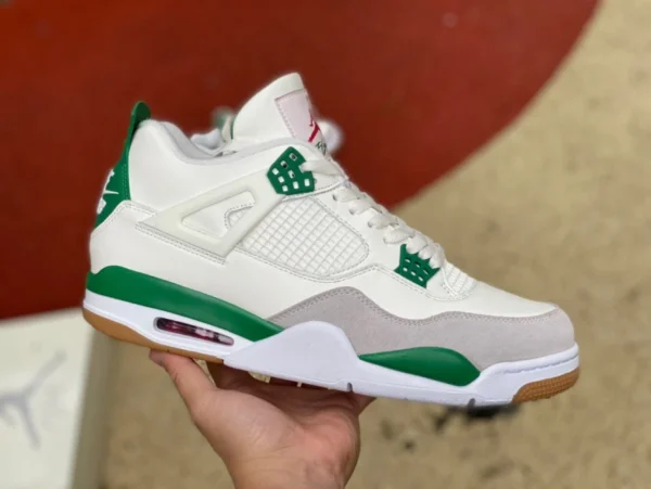 aj4sb joint blanc et vert Nike SB x Air Jordan 4 AJ4 Pine Green blanc, vert et turquoise SB joint DR5415-103