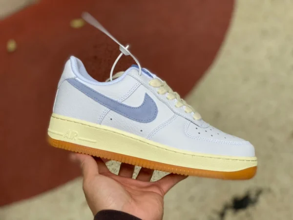 AF1 lait de coco blanc et bleu pur original Nike Air Force 1 '07 Nike bas haut lait de coco bleu et blanc Air Force 1 baskets pour femmes FD9867-100