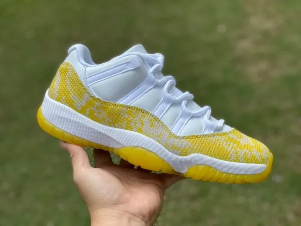 aj11 motif serpent blanc et jaune plaque de carbone véritable Air Jordan 1 Low WMNS Yellow Snakeskin motif serpent blanc et jaune AH7860-107