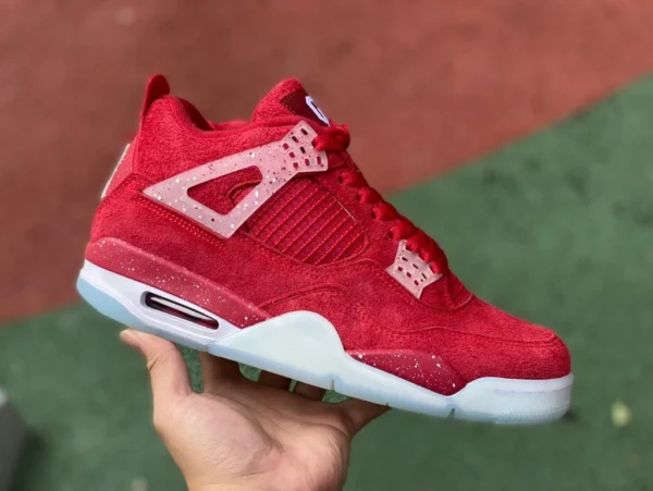 aj4 University of Oklahoma Air Jordan 4 University of Oklahoma PE La languette de la chaussure est brodée du logo de l'école OU pour souligner l'identité. Enfin, elle est finie avec du cristal bleu glacier.