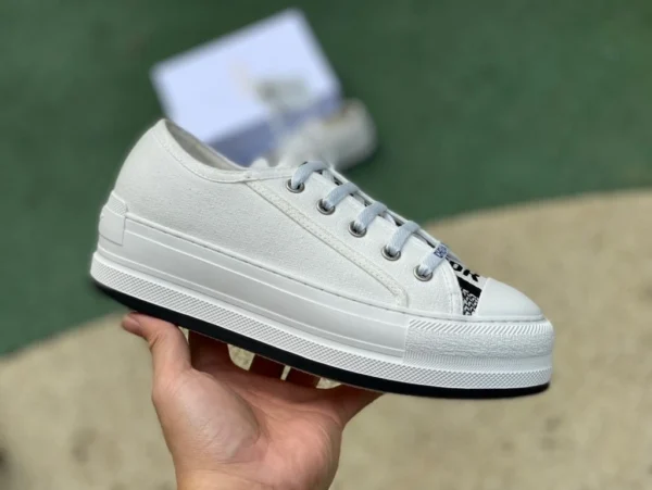 Les baskets mode montantes brodées en coton DIOR Dior Walkn'Dior Dior blanc pour femme