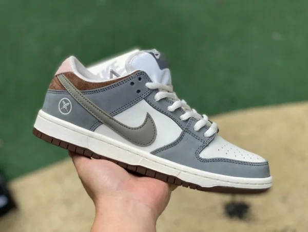 Dunk plume gris marron pur original Yuto Horigome x Nike SB Dunk Low plume modèle commun blanc gris marron fq1180-001