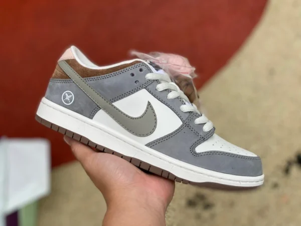 Dunk blanc gris marron daim Yuto Horigome x Nike SB Dunk Low Family champion joint plume fq1180-001