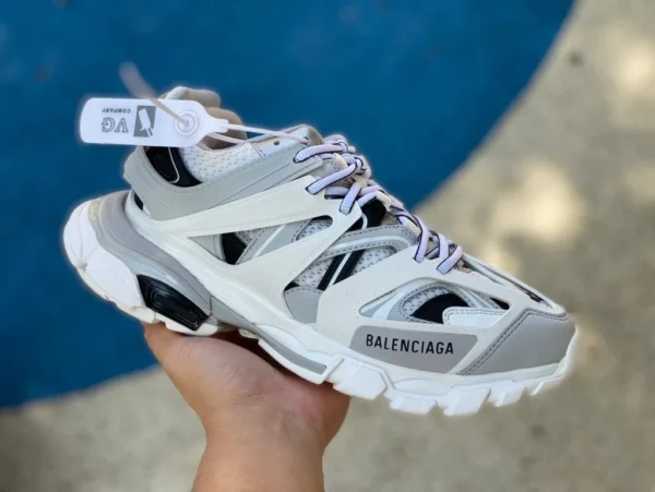 Balenciaga 3.0 chaussures dad Balenciaga Triple S blanches, grises et noires Balenciaga