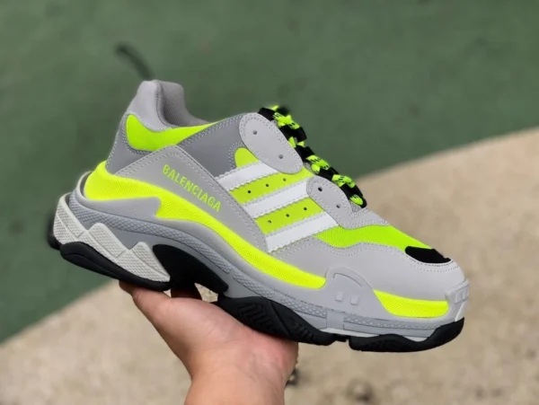 Balenciaga gris vert adidas originals x Balenciaga Balenciaga Triple S chaussures basses à lacets gris vert 712821W2ZB57