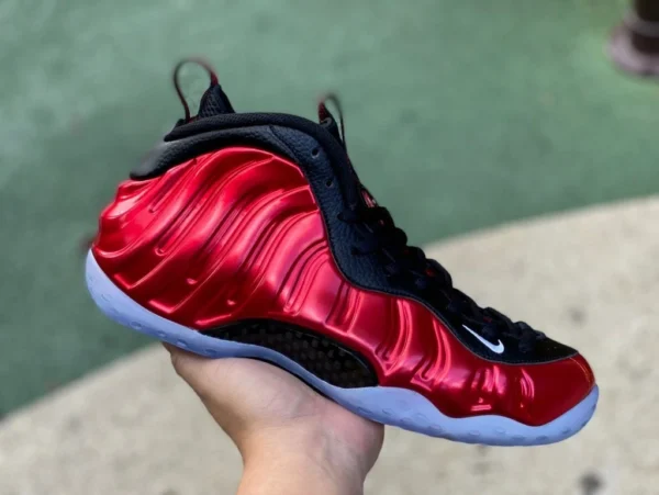 Spray rouge Nike Foamposite One chaussures de basket-ball rouge métallisé spray rouge et noir DZ2545-600