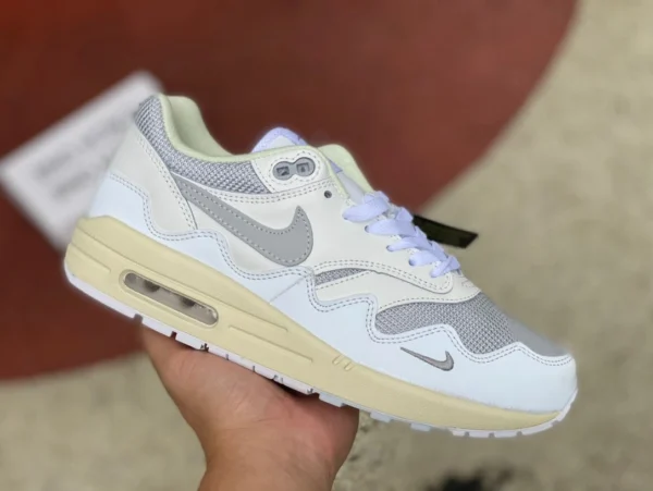 Max1 motif ondulé blanc et gris Nike Air Max 1 X Patta Nike chaussures de course basses à motif ondulé blanc et gris pour hommes et femmes DQ0299100