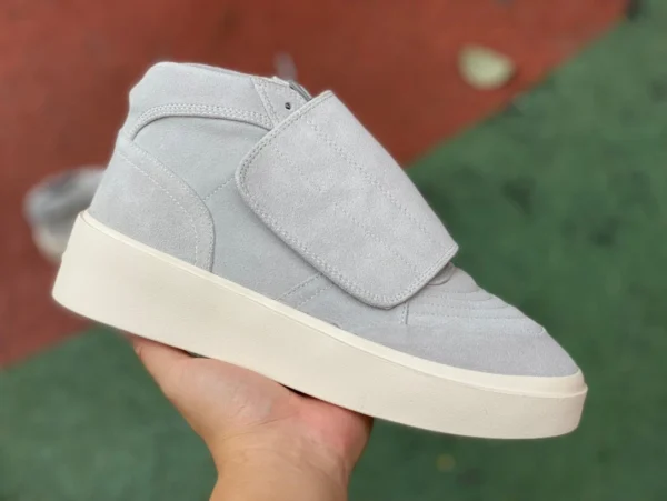 Fog mi-haut gris et blanc Fear of God Skate Mid "interstellar Gum" baskets décontractées pour hommes gris