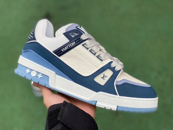 LV blanc et bleu mat version subversive de LoUIS VUTTON Trainer en cuir de veau bout rond à lacets plaque basse bleu et blanc